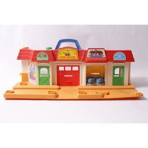 1980s Fisher-Price Little People Main Street Playset w Fire House ~260413-WH Q-5